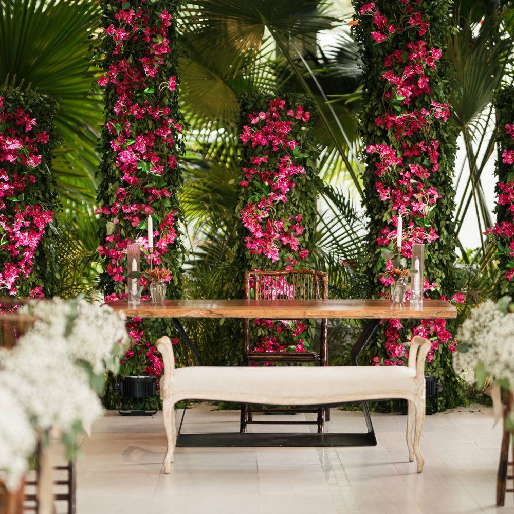 DIVAN EN MADERA GABRIELA CON BRAZO – Eventos Del Cibao