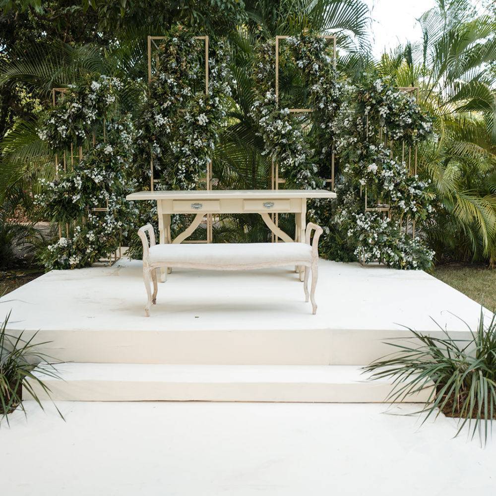 DIVAN EN MADERA GABRIELA CON BRAZO – Eventos Del Cibao